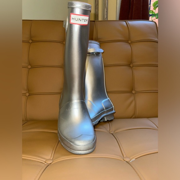 “DONATED”
Hunter, Youth Girls Metallic Silver Rain Boots w/ Socks, Sz US 3B/UK 2 - Picture 8 of 8